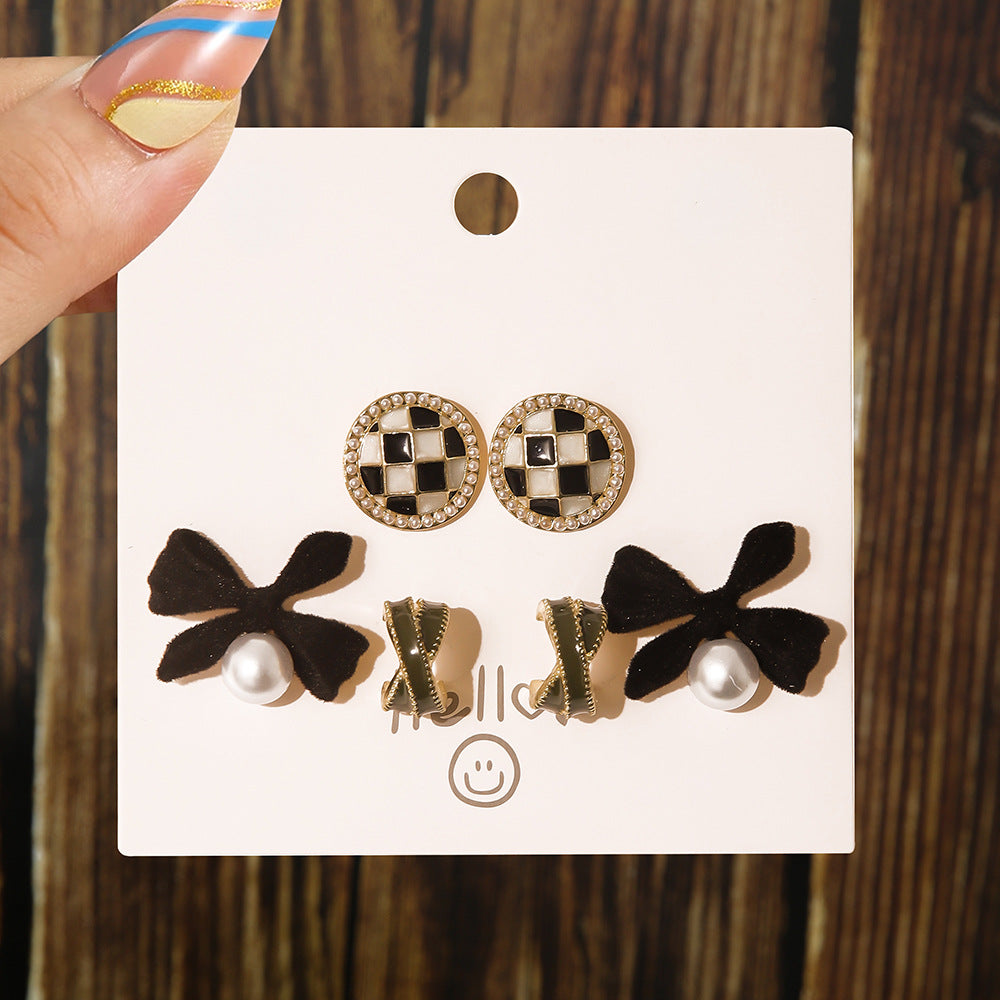 Sweet White Cutout Flower Design with Diamonds