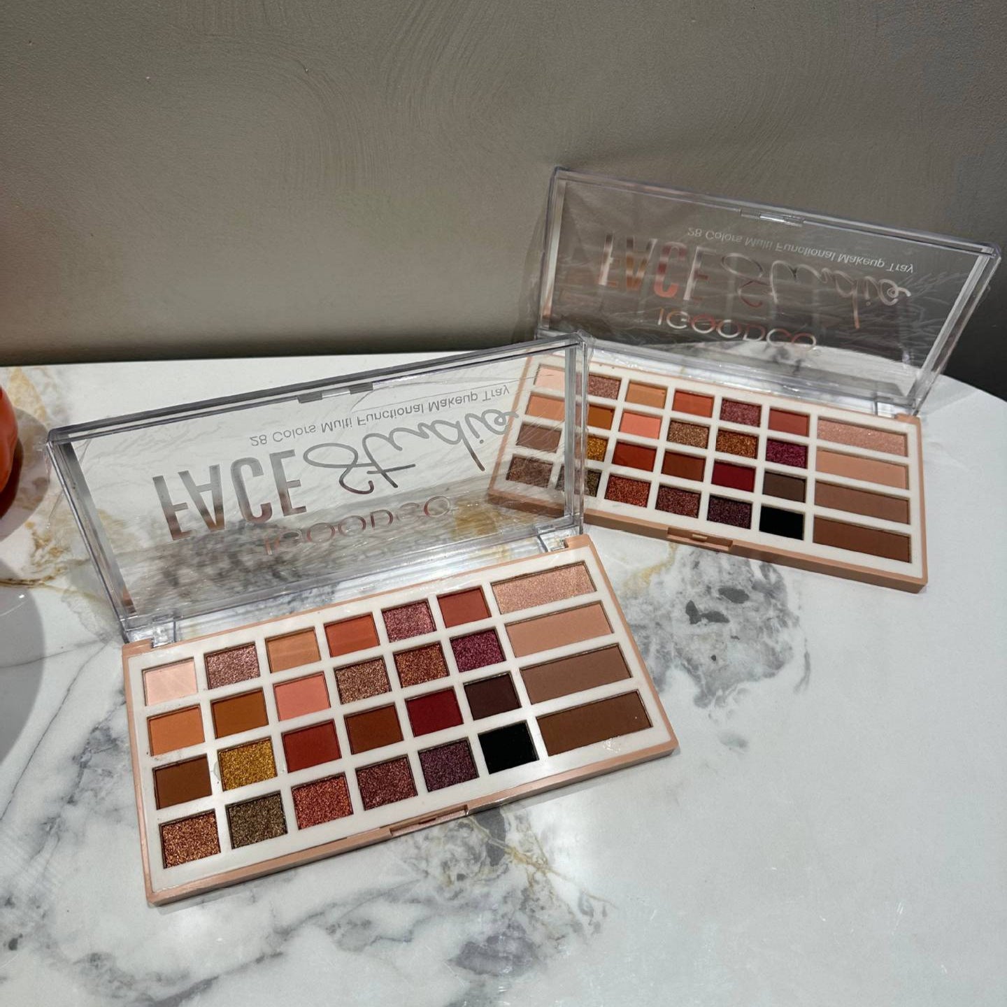 28 color plastic box eye shadow: palette matte pearlescent earth color palette.
