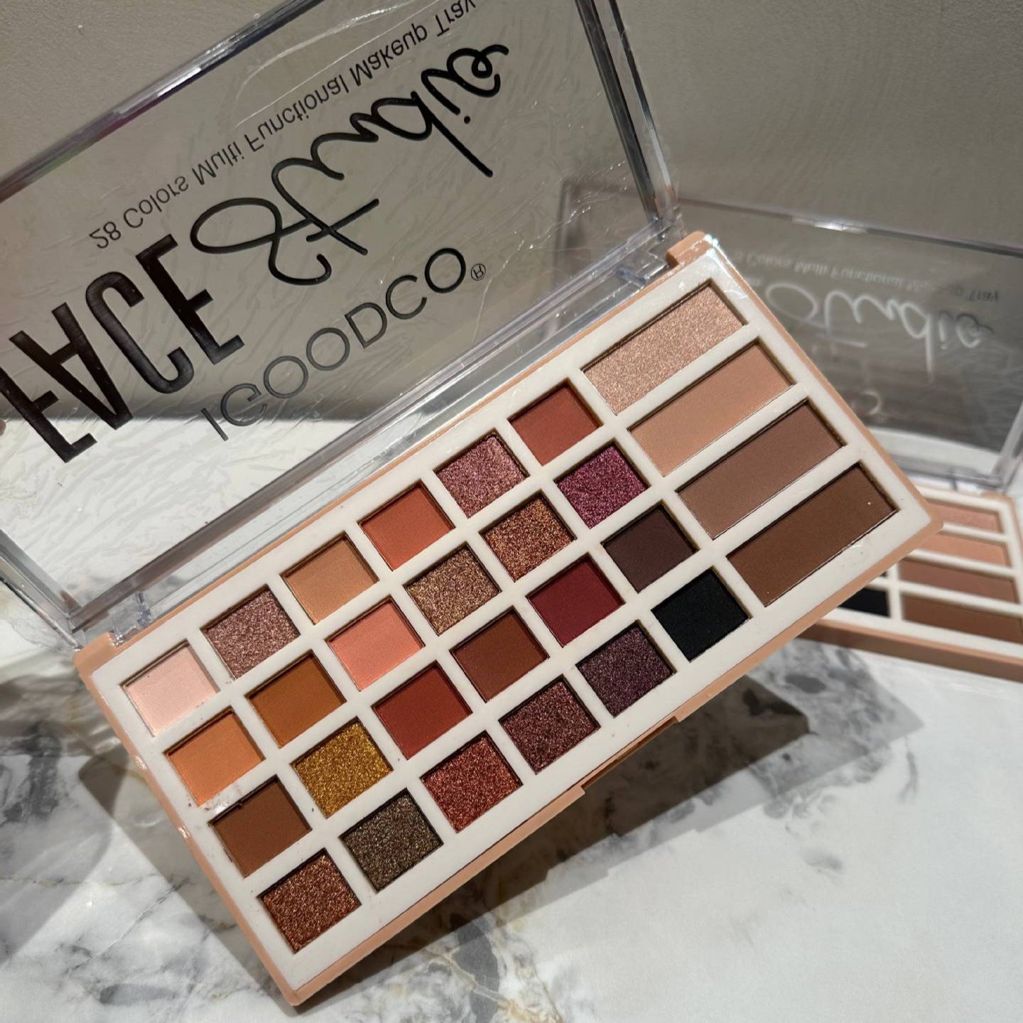 28 color plastic box eye shadow: palette matte pearlescent earth color palette.