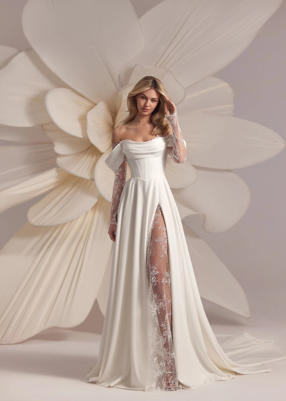 One-shoulder main wedding dress and sexy slit evening dress