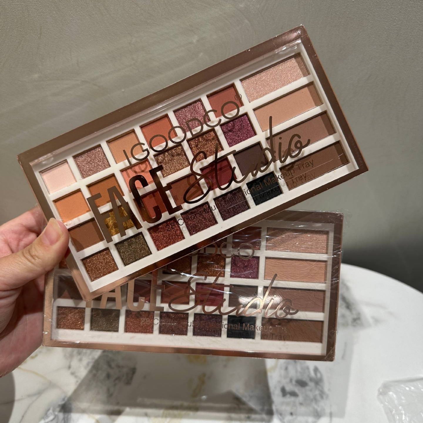 28 color plastic box eye shadow: palette matte pearlescent earth color palette.