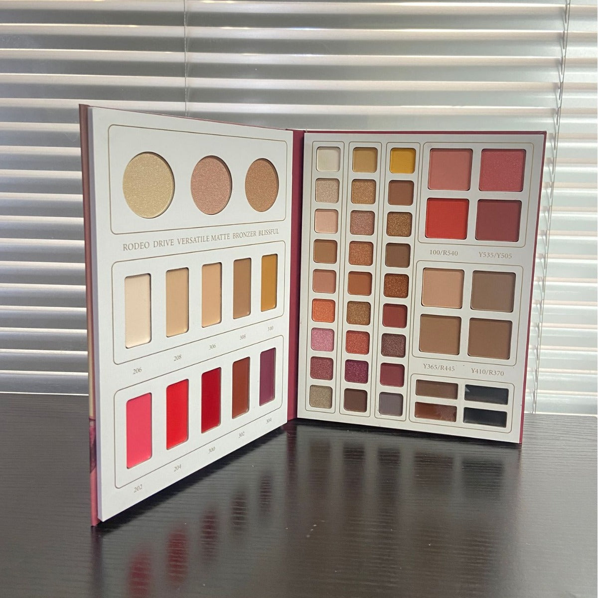 52-color multi-functional eye shadow palette, matte pearlescent blush, lipstick, concealer, all-in-one makeup