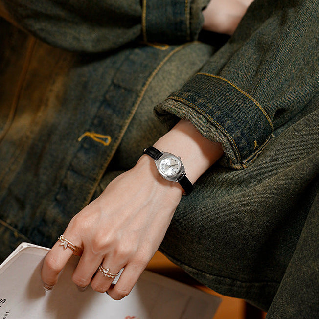 Elegant Women's Quartz Watch - Chic Leather Barrel Design