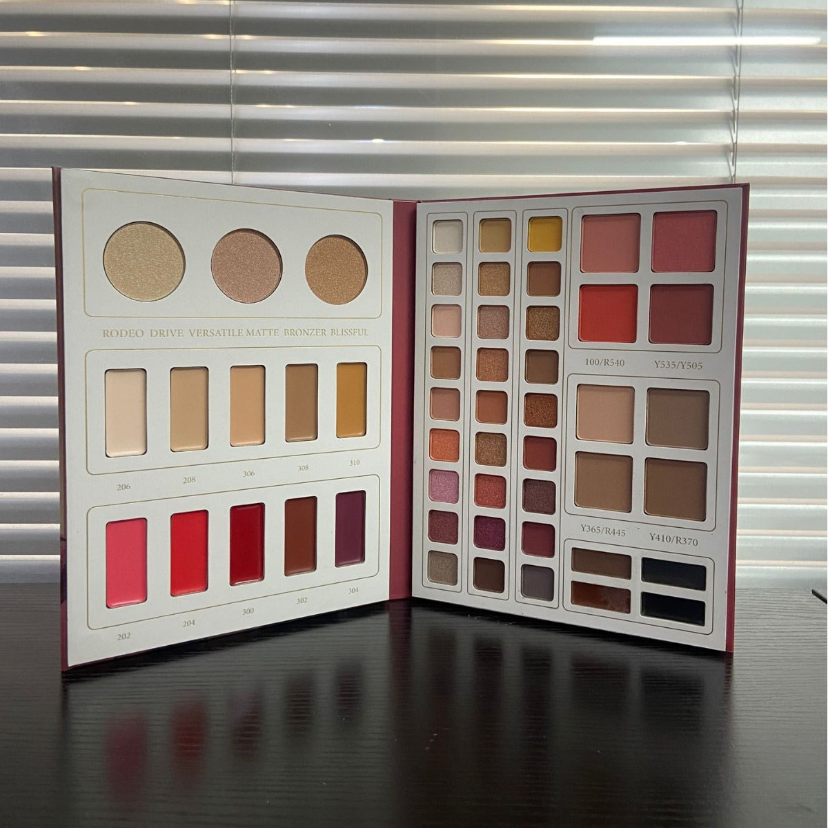 52-color multi-functional eye shadow palette, matte pearlescent blush, lipstick, concealer, all-in-one makeup