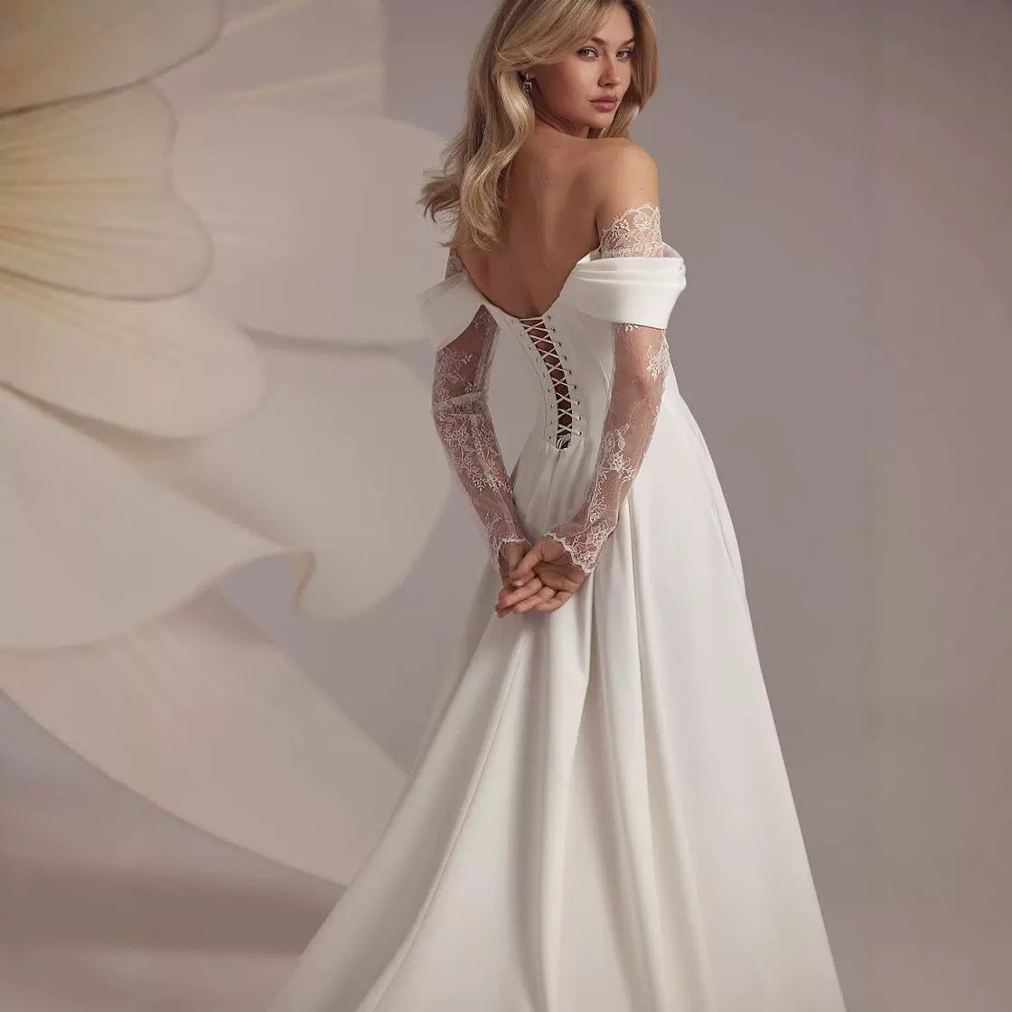 One-shoulder main wedding dress and sexy slit evening dress