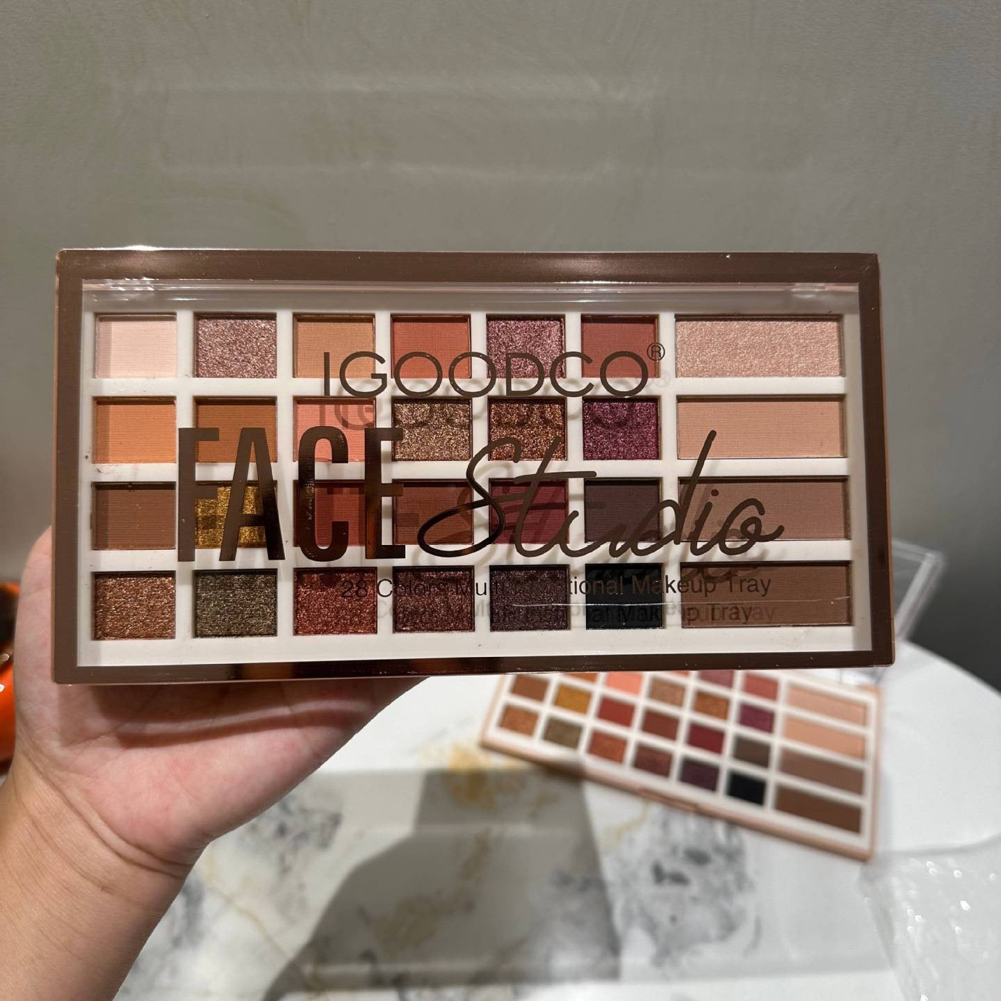 28 color plastic box eye shadow: palette matte pearlescent earth color palette.