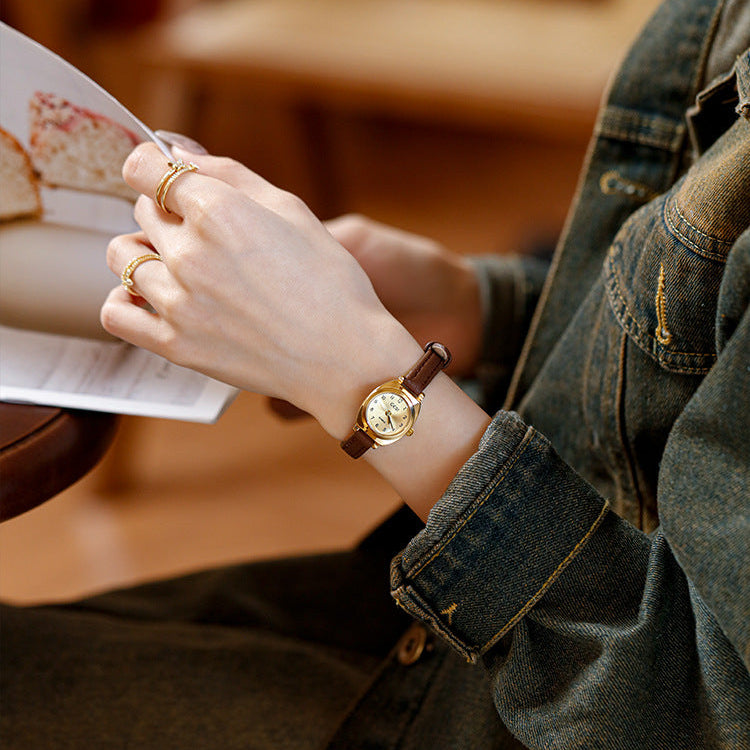 Elegant Women's Quartz Watch - Chic Leather Barrel Design