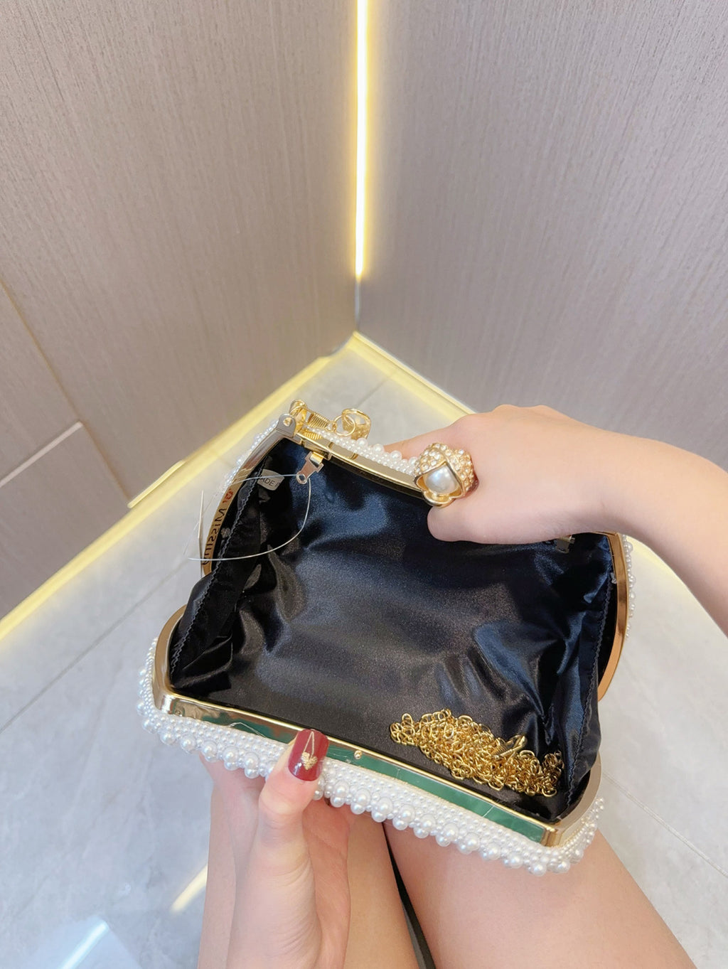 Exquisite Pearl Evening Bag: Perfect for Weddings & Birthdays
